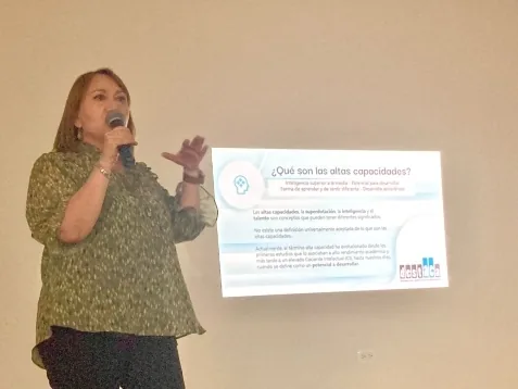 Ponente de DESTACA durante una charla informativa ante público.