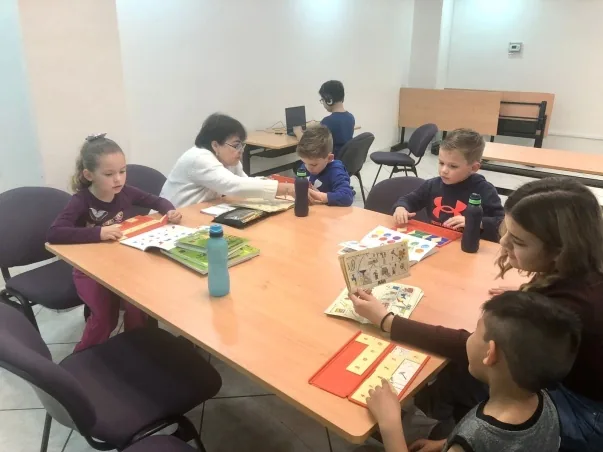 Sesión de mentorías: participantes y mentoras trabajando con materiales sobre una mesa.